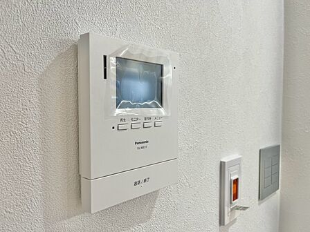 誰が来てもわかる様にモニター付きインターホンを設置。