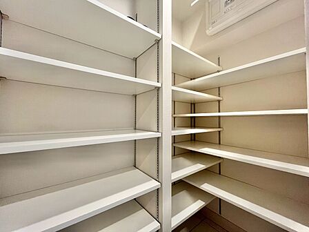 家電やスーツケース、ストック品など何でも片付く嬉しい空間です。