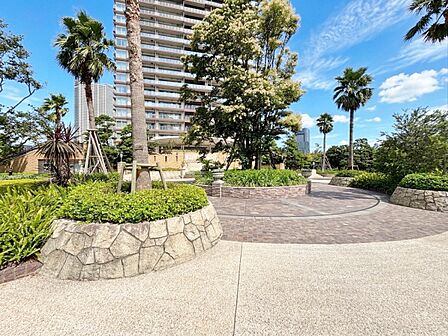マンションの敷地内には、中庭もございます。