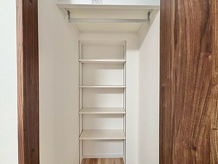 家電やスーツケース、ストック品など何でも片付く嬉しい空間です。