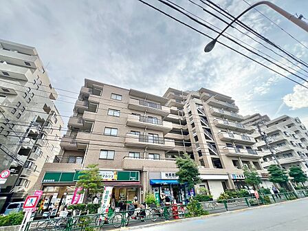 飽きのこないシンプルモダンな外観です。