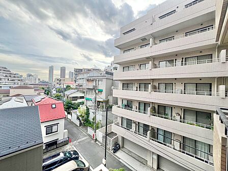 陽当たり・通風・開放感に恵まれた環境です。