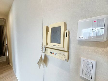 誰が来てもわかる様にモニター付きインターホンを設置。