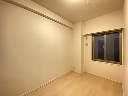 清かで艶やかな時間をもたらしてくれる室内です。