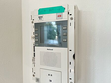 誰が来てもわかる様にモニター付きインターホンを設置。