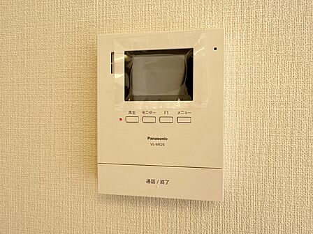 誰が来てもわかる様にモニター付きインターホンを設置。