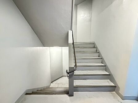 共用部の階段です。明るく清潔に管理されています。