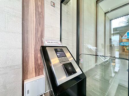 スタイリッシュなエンブレム。お洒落なマンションは入り口から。