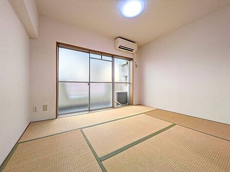 清かで艶やかな時間をもたらしてくれる室内です。