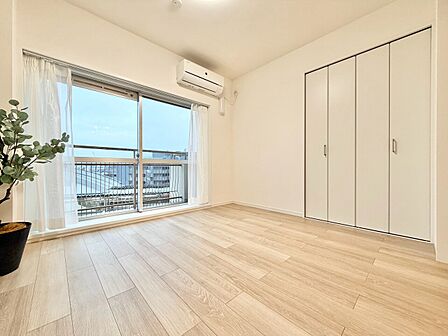 清かで艶やかな時間をもたらしてくれる室内です。