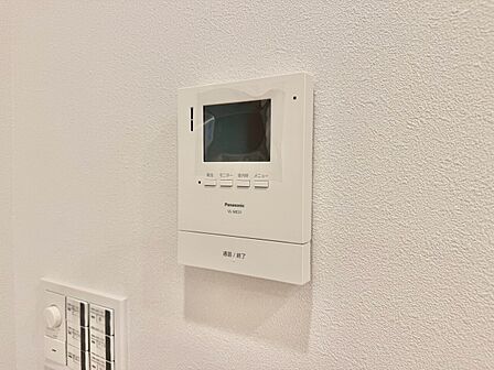 誰が来てもわかる様にモニター付きインターホンを設置。
