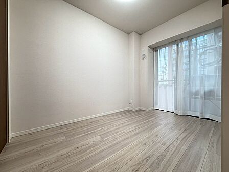 清かで艶やかな時間をもたらしてくれる室内です。