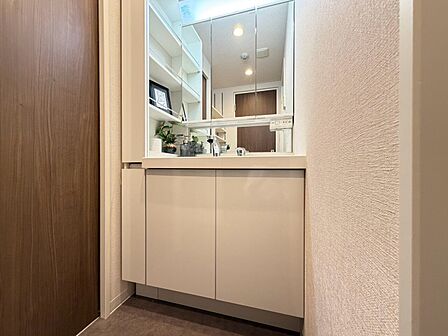 清潔感を感じられる洗面化粧台。