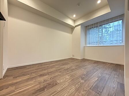 清かで艶やかな時間をもたらしてくれる室内です。