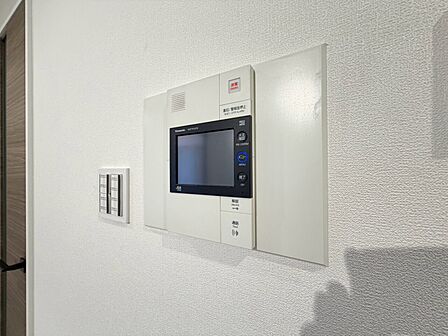 誰が来てもわかる様にモニター付きインターホンを設置。