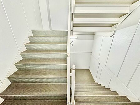 共用部の階段です。明るく清潔に管理されています。