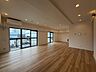 室内：通風・採光に優れ、心地よい光と風が溢れています。