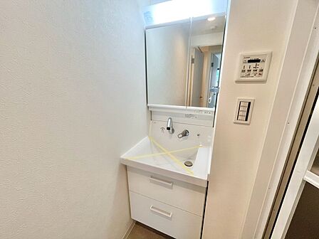 清潔感を感じられる洗面化粧台。