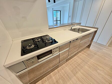 使いやすくスタイリッシュなキッチン空間になっております。