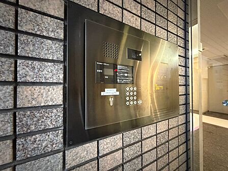 誰が来てもわかる様にモニター付きインターホンを設置。