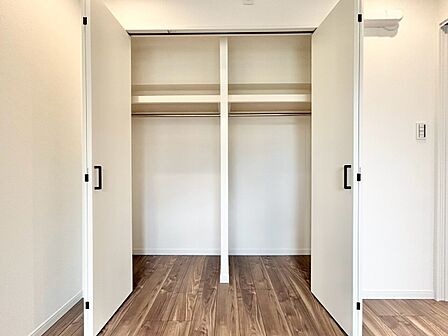 家電やスーツケース、ストック品など何でも片付く嬉しい空間です。