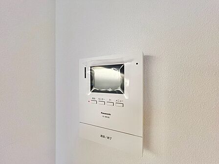 誰が来てもわかる様にモニター付きインターホンを設置。