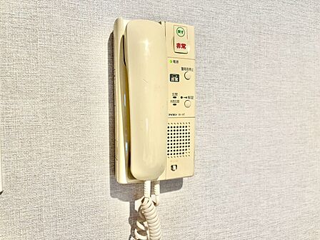 誰が来てもわかる様にインターホンを設置。