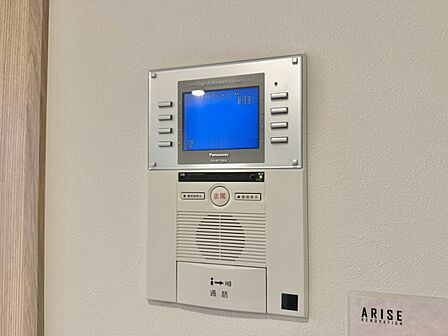 誰が来てもわかる様にモニター付きインターホンを設置。