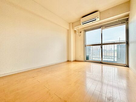 清かで艶やかな時間をもたらしてくれる室内です。