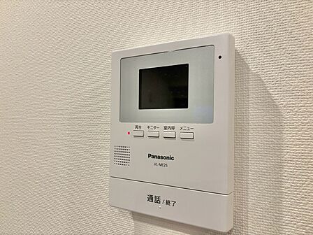 誰が来てもわかる様にモニター付きインターホンを設置。