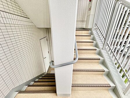 共用部の階段です。明るく清潔に管理されています。