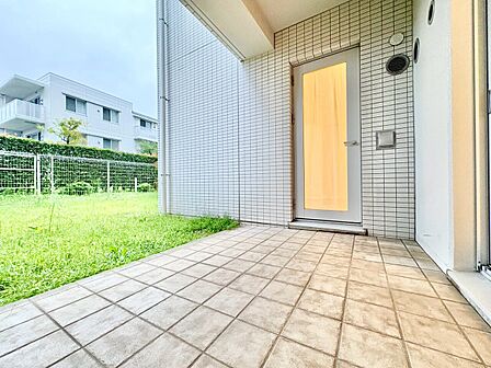 朝の澄んだ空気や、夕方に吹く清々しい風を感じられるバルコニー。