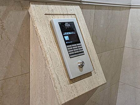 誰が来てもわかる様にモニター付きインターホンを設置。