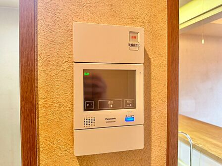 誰が来てもわかる様にモニター付きインターホンを設置。