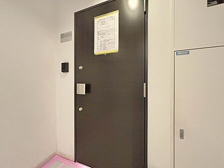 清潔感のある落ち着いた雰囲気の玄関です。