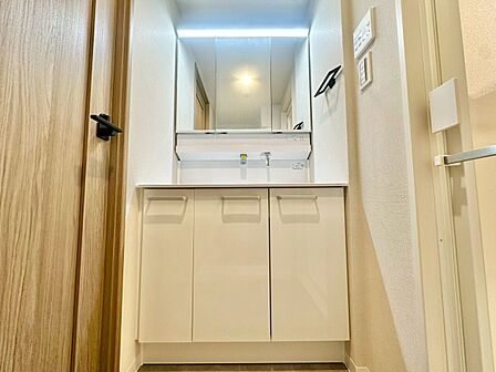 清潔感を感じられる洗面化粧台。※リフォームイメージです。