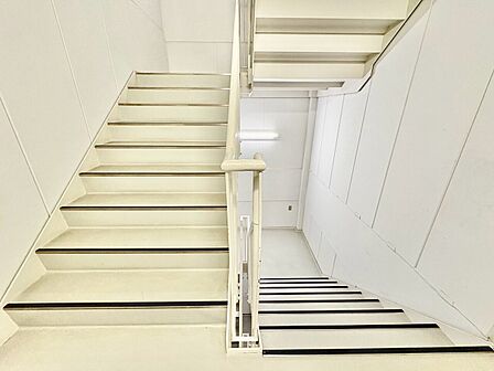 共用部の階段です。明るく清潔に管理されています。