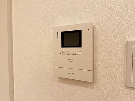 誰が来てもわかる様にモニター付きインターホンを設置。