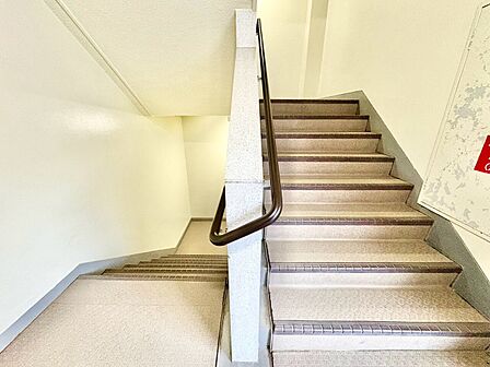 共用部の階段です。明るく清潔に管理されています。
