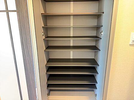 家電やスーツケース、ストック品など何でも片付く嬉しい空間です。