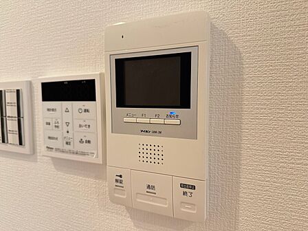 誰が来てもわかる様にモニター付きインターホンを設置。