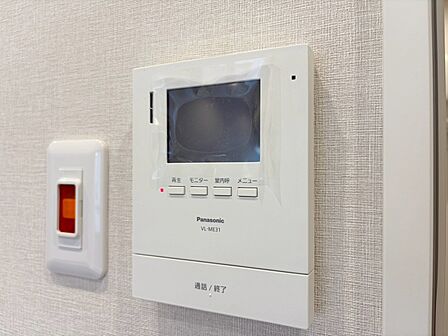 誰が来てもわかる様にモニター付きインターホンを設置。