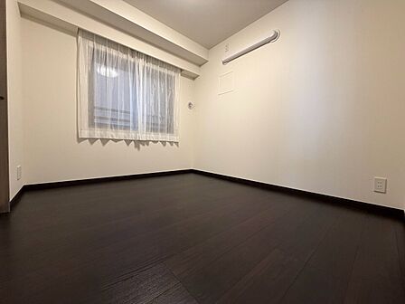 清かで艶やかな時間をもたらしてくれる室内です。