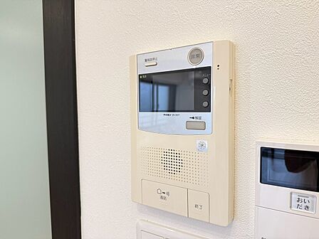 誰が来てもわかる様にモニター付きインターホンを設置。