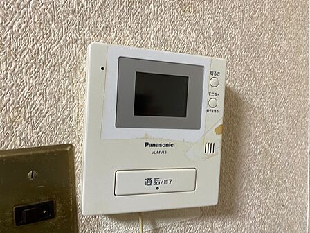誰が来てもわかる様にモニター付きインターホンを設置。