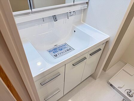 清潔感を感じられる洗面化粧台。