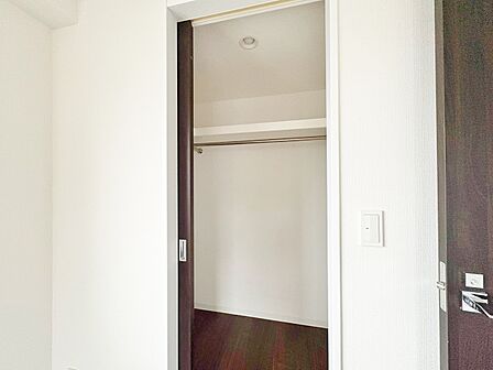 家電やスーツケース、ストック品など何でも片付く嬉しい空間です。