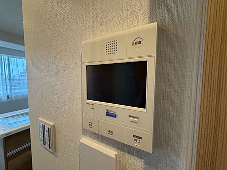誰が来てもわかる様にモニター付きインターホンを設置。