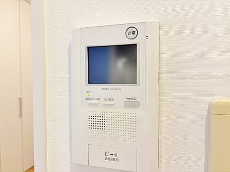 誰が来てもわかる様にモニター付きインターホンを設置。