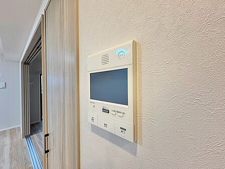 誰が来てもわかる様にモニター付きインターホンを設置。